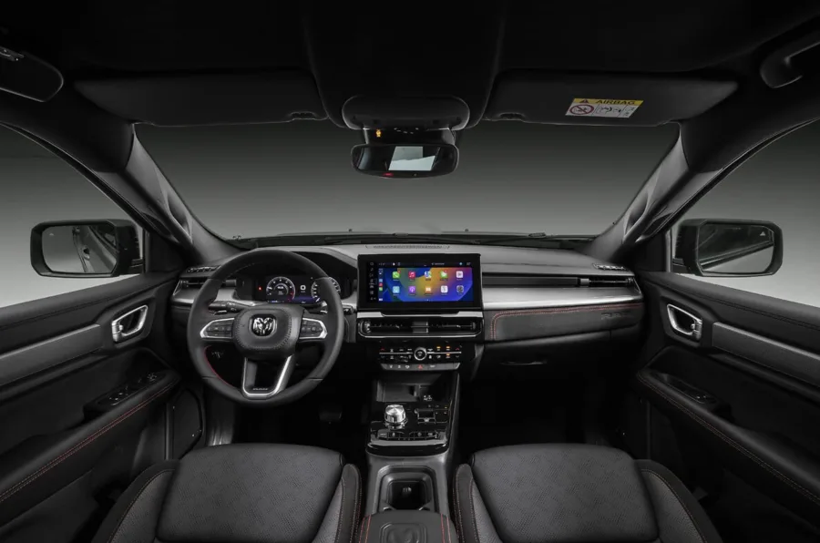 Câmbio automático de 9 marchas e tração integral garantem suavidade, respostas rápidas e estabilidade nas curvas e retomadas.