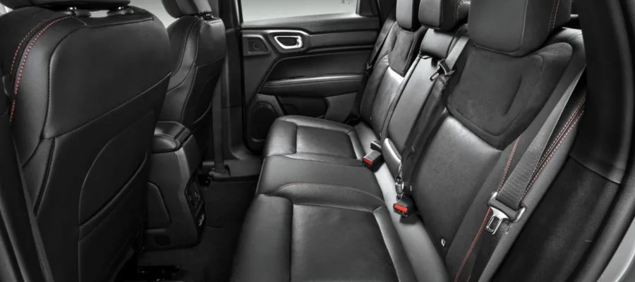 Tem 5 lugares, acabamento em couro, ar de duas zonas, som Harman Kardon e múltiplos airbags; destaca-se pela segurança e conforto interno.