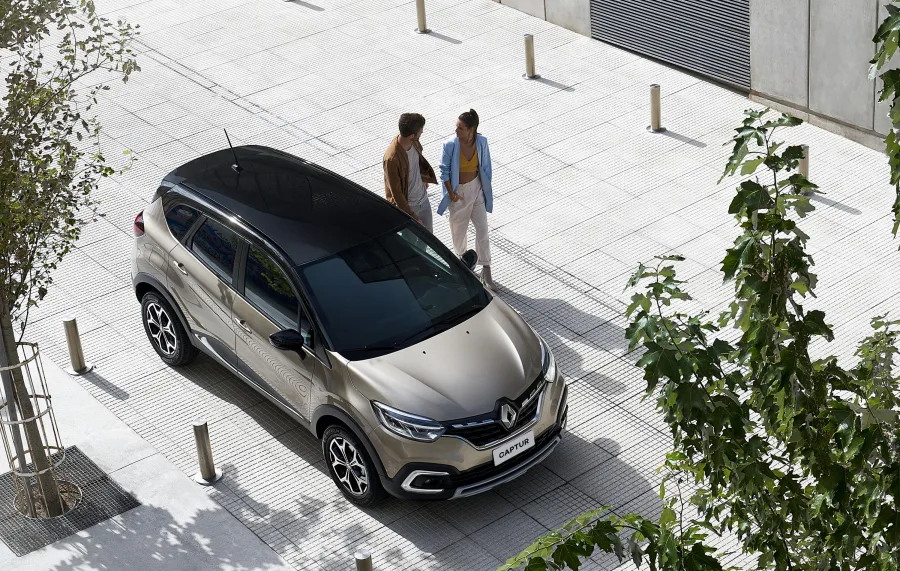 Com tanque de 46 litros, o Captur faz 7,7 km/l no etanol e 10,9 km/l na gasolina, oferecendo autonomia acima de 500 km na estrada.