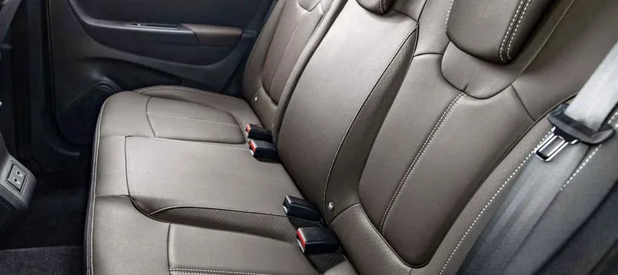 O SUV acomoda cinco ocupantes, tem porta-malas de 437 litros e interior em couro, voltado ao conforto e uso familiar.