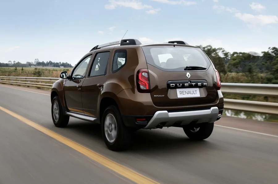 Consumo urbano de 7 km/l (etanol) e autonomia de até 540 km (gasolina), com tanque de 50 litros.