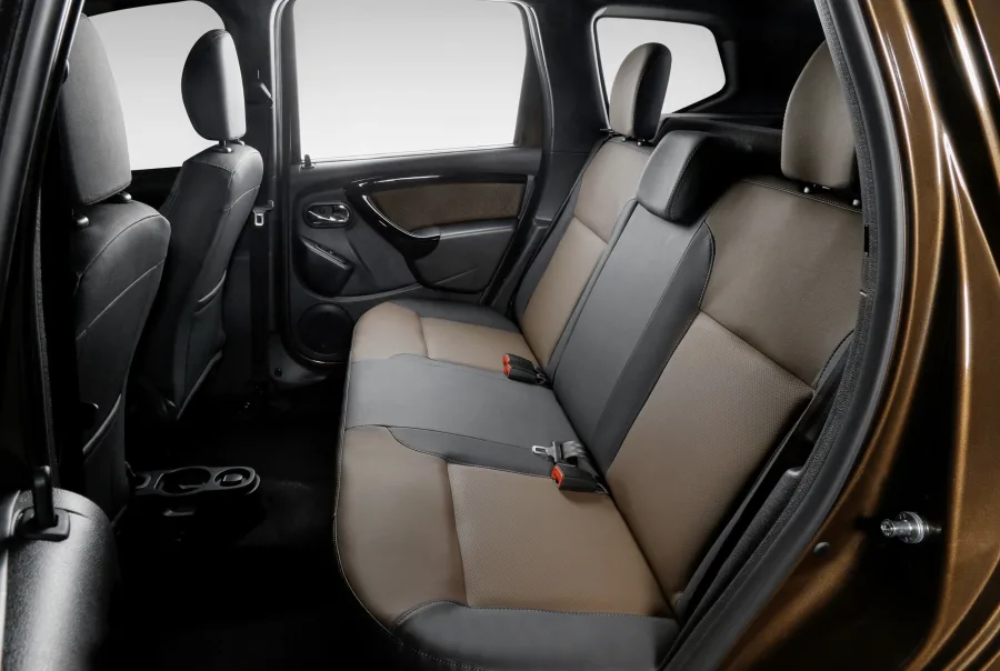 Interior com cinco lugares, porta-malas de 475 litros e carga útil de 480 kg. Serve para trabalho leve e viagens.