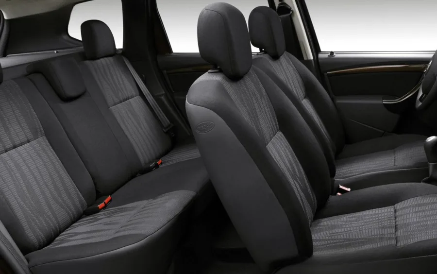 Por dentro, leva cinco adultos sem aperto e oferece 475 litros de porta-malas. Suspensão filtra buracos e favorece uso familiar e trabalho pesado.