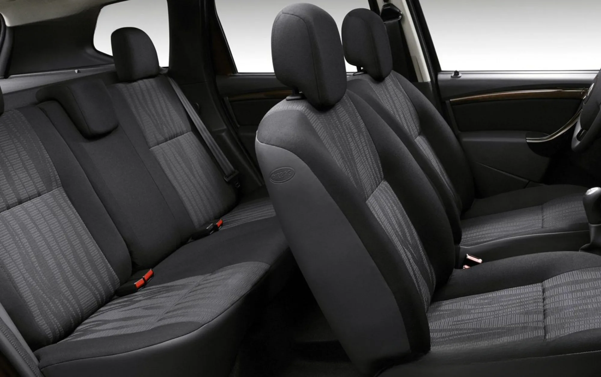 Com consumo de 10 km/l na cidade e 10,7 km/l na estrada com gasolina, o Renault Duster Expression 1.6 2014 tem autonomia média de até 535 km.