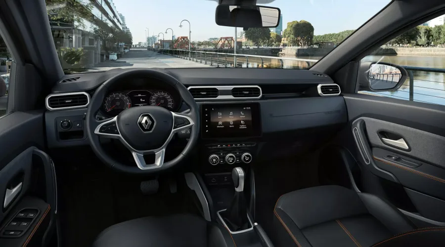 A transmissão CVT proporciona trocas suaves e dirigibilidade confortável, enquanto a direção elétrica e a suspensão alta ajudam nas manobras e em pisos irregulares.