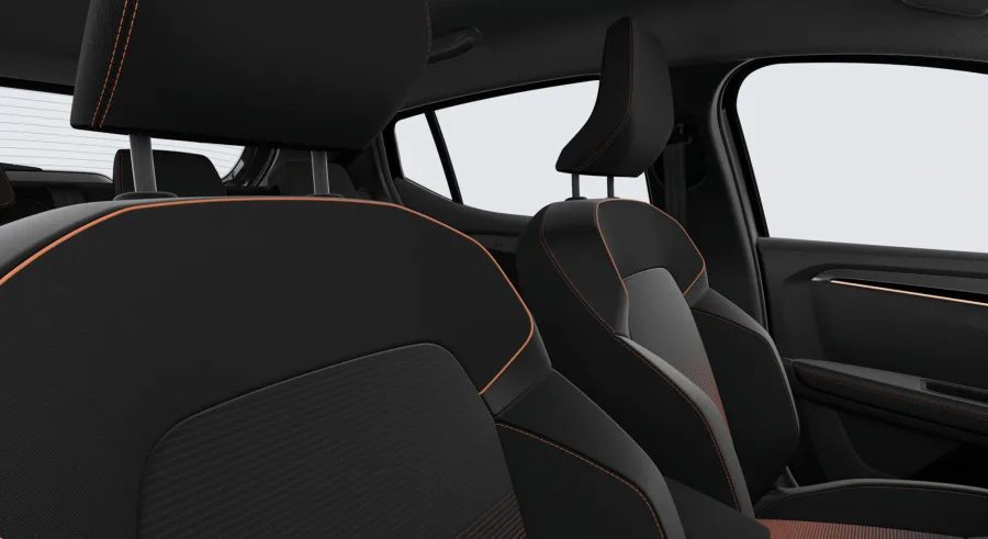 Tem cinco lugares, porta-malas de 358 litros, banco traseiro bipartido, volante ajustável em altura e profundidade, carregador por indução, ar-condicionado automático e central multimídia com espelhamento.