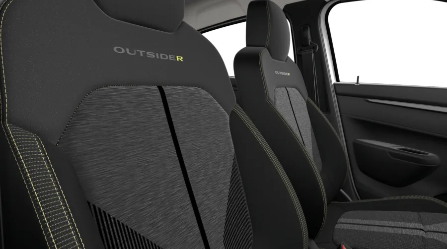 O interior comporta cinco ocupantes, tem 290 litros de porta-malas e oferece conforto básico, com ar-condicionado, direção elétrica, vidros e retrovisores elétricos e quatro airbags de série.