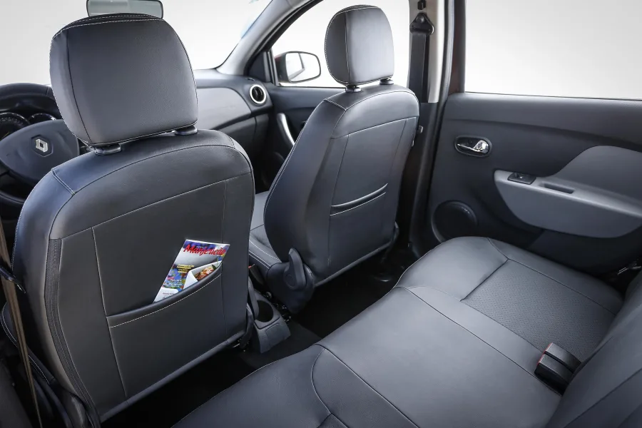O interior acomoda cinco adultos com conforto, conta com porta-malas de 510 litros e traz boa ergonomia. É um carro que prioriza funcionalidade e durabilidade.