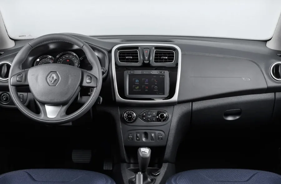 A transmissão manual de 5 marchas e a direção hidráulica tornam a condução leve, com engates precisos e comportamento previsível em curvas. A tração dianteira contribui para boa estabilidade, enquanto a suspensão McPherson na frente e eixo de torção atrás absorvem bem os desníveis.