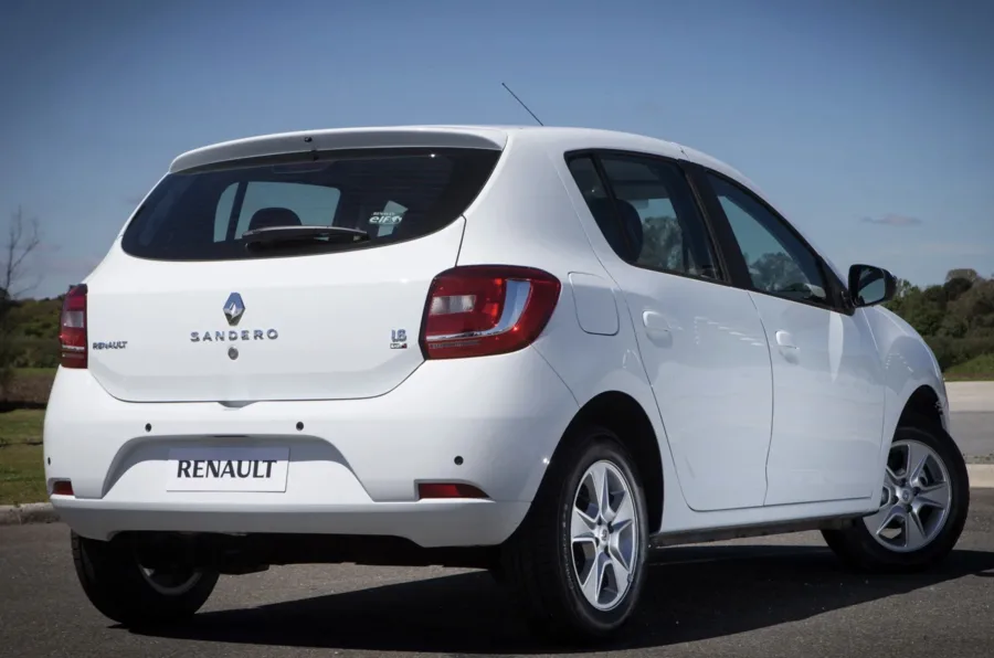 O consumo médio é de 7,5 km/l com etanol e 10,7 km/l com gasolina na cidade, chegando a 8,7 km/l e 12,4 km/l na estrada, respectivamente. O tanque de 50 litros garante autonomia que varia entre 375 km e 620 km, dependendo do combustível.