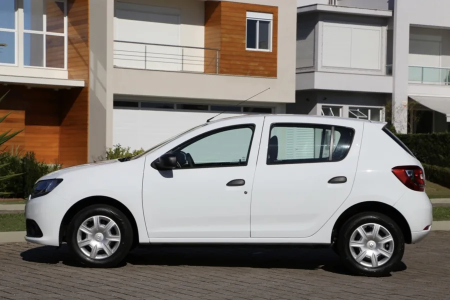 O motor 1.6 8V flex entrega até 106 cv e torque de 15,5 kgfm, garantindo respostas rápidas e comportamento estável no uso diário. O carro é ágil em retomadas, especialmente com etanol, e se adapta bem a subidas e ultrapassagens em rodovias.