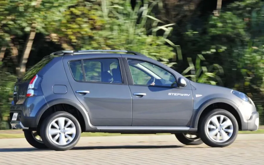 Conta com freios ABS, airbags frontais, ar-condicionado e rádio com USB e Bluetooth. Itens simples, mas suficientes para o segmento de compactos usados.