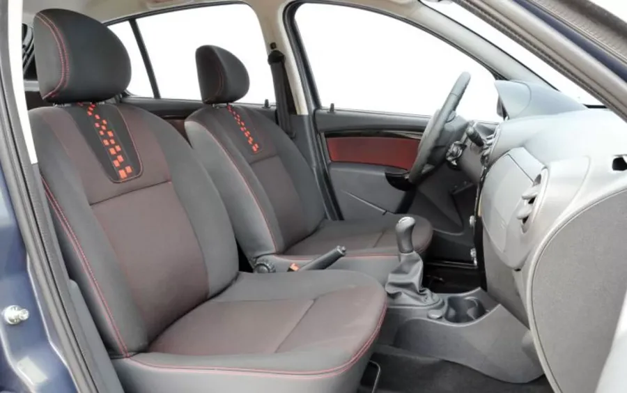 Interior com espaço para cinco adultos e 320 litros de porta-malas. Oferece conforto básico, boa ergonomia e acabamento simples, ideal para uso familiar.