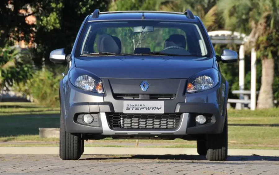 Renault Sandero Stepway 1.6 8V 2014: Preço, Ficha técnica, Consumo, Equipamentos e Fotos; hatch com visual aventureiro roda bem em ruas esburacadas e é fácil de manter