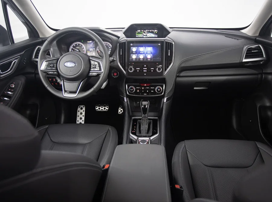 Câmbio CVT de sete marchas simuladas e tração integral garantem estabilidade e resposta previsível; direção elétrica torna a condução leve e precisa.