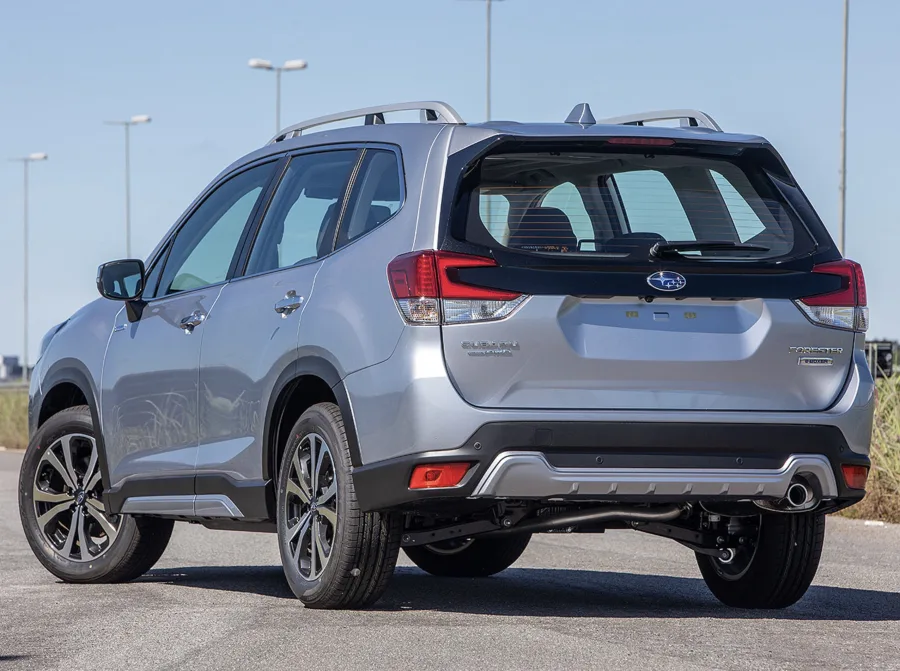 Consumo de 12 km/l urbano e 12,2 km/l rodoviário, tanque de 48 litros e autonomia média de 580 km garantem boa eficiência no dia a dia e em viagens longas.