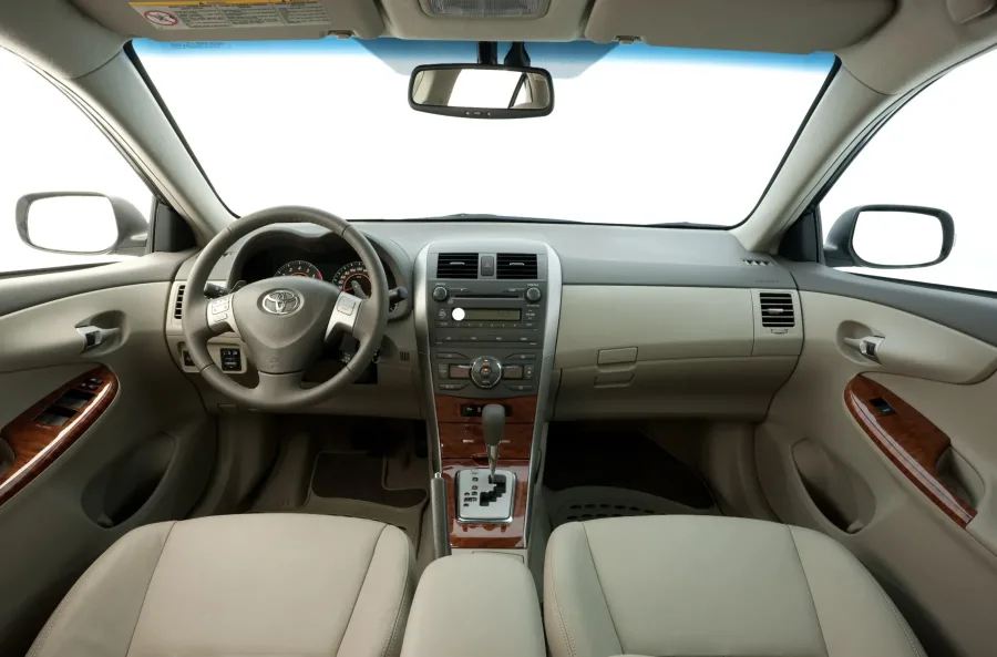 Com tração dianteira, câmbio automático de 4 marchas e direção elétrica, o Corolla 2012 tem condução leve, estabilidade exemplar e conforto em longos trajetos.