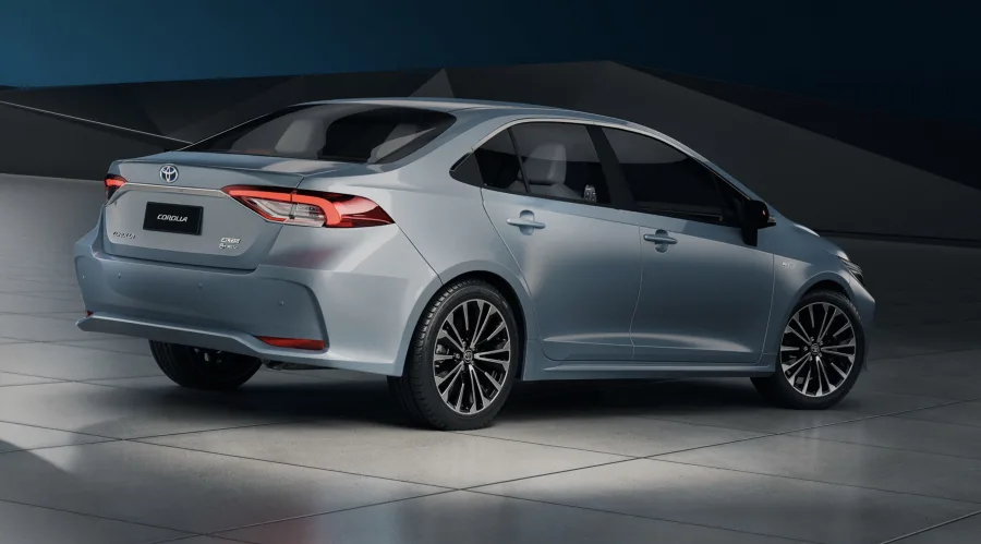 Com motor 1.8 flex de 101 cv no etanol e 98 cv na gasolina, torque de 14,5 kgfm e motor elétrico de 72 cv, o Corolla entrega 122 cv combinados e desempenho equilibrado, sem apelo esportivo.