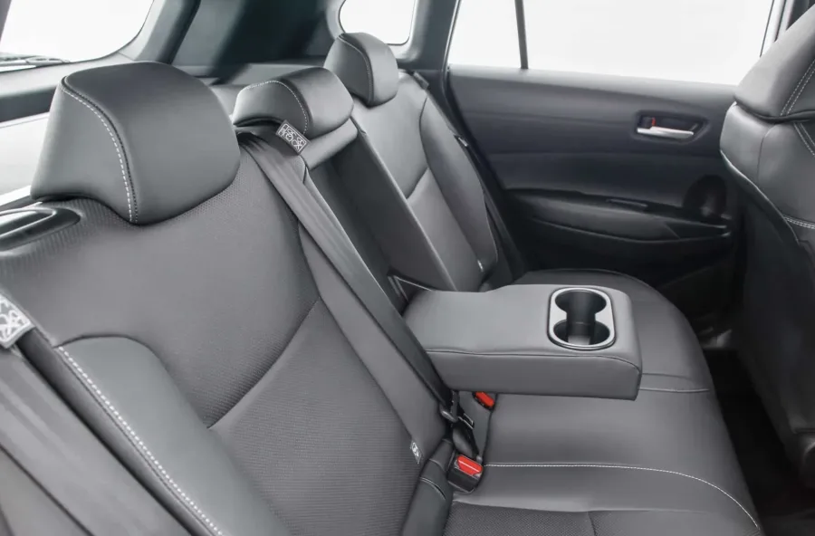 O interior oferece cinco lugares e bom espaço. Porta-malas comporta 440 litros. Carga útil de 450 kg. Bancos de couro, ar digital e bom isolamento acústico.