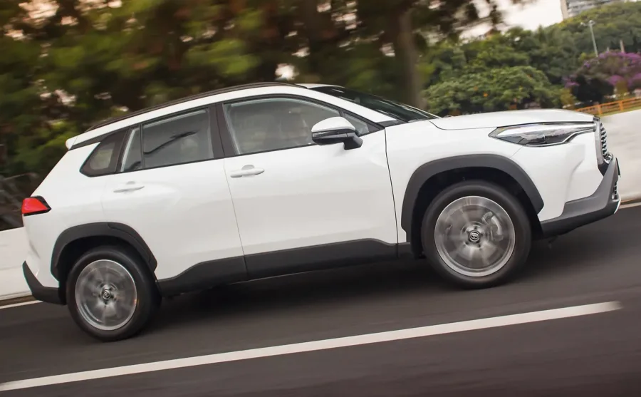 O consumo urbano fica em 8,2 km/l com etanol e 11,7 km/l com gasolina. Tanque de 47 litros garante até 611 km de autonomia na estrada com gasolina.