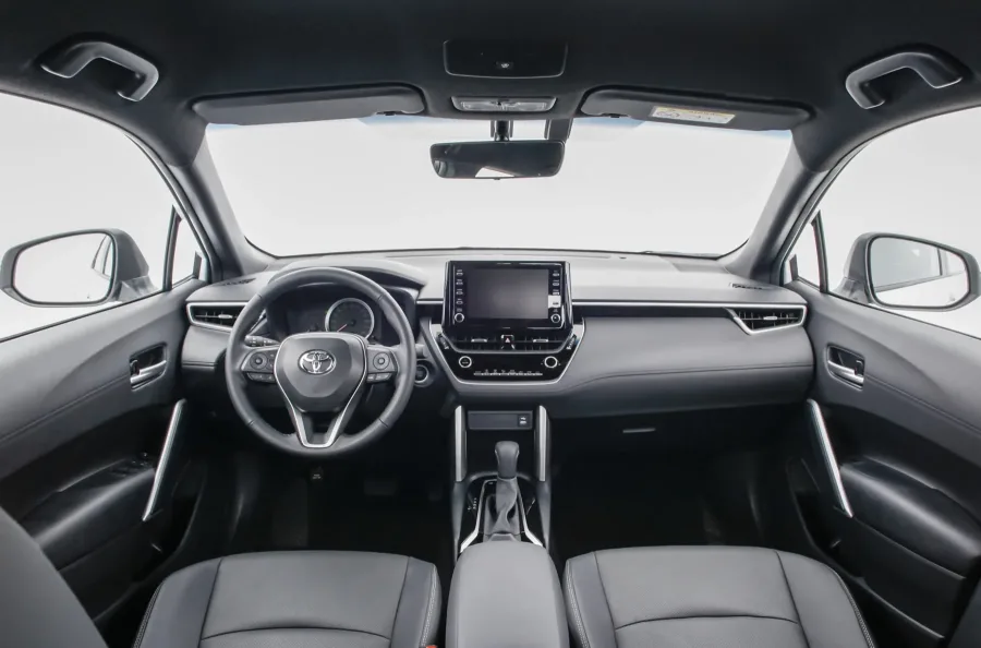 Câmbio CVT de 10 marchas simuladas com conversor de torque e direção elétrica garantem condução leve. A tração é dianteira e a dirigibilidade é previsível.