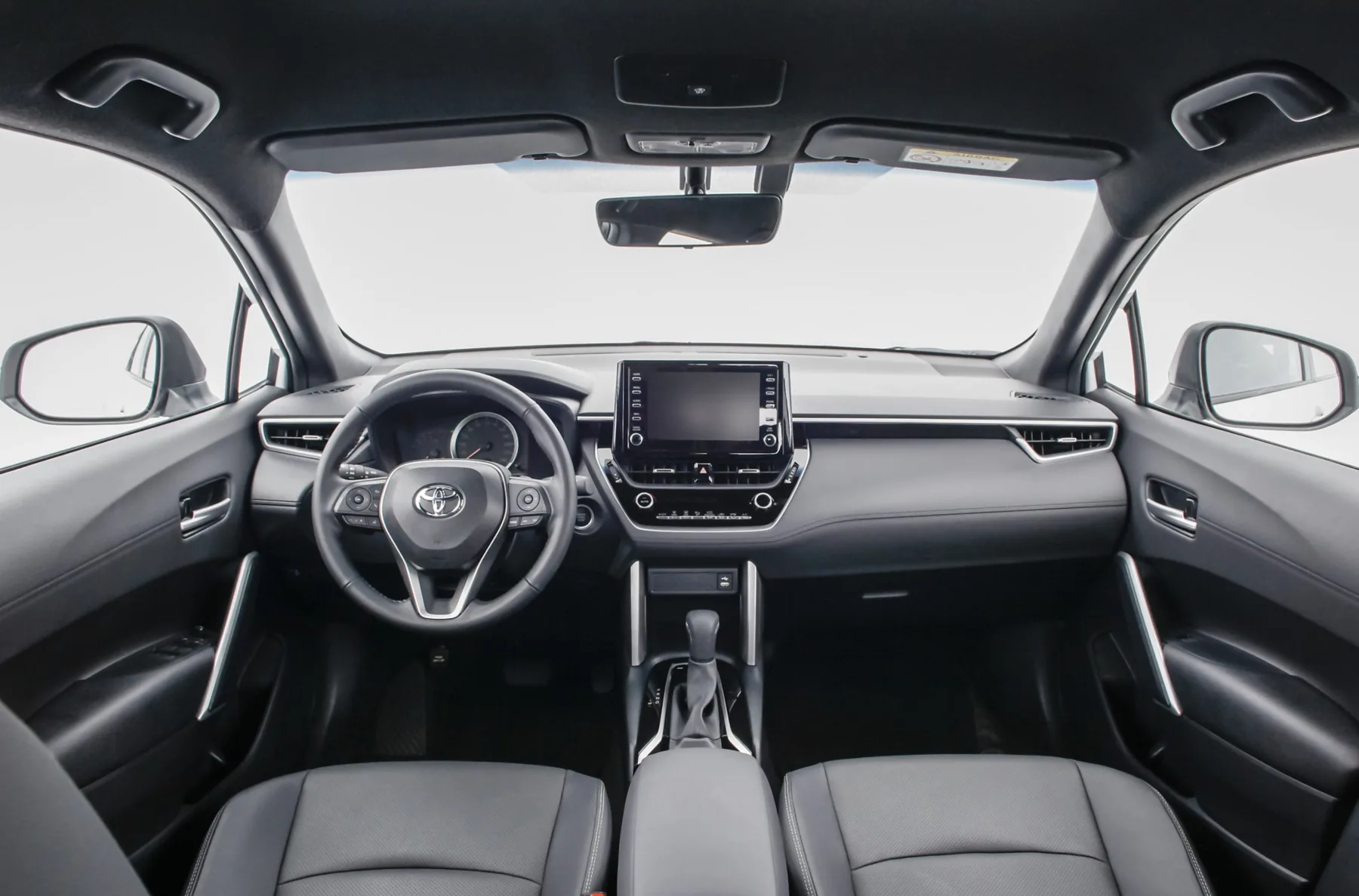 Câmbio CVT de 10 marchas simuladas com conversor de torque e direção elétrica garantem condução leve. A tração é dianteira e a dirigibilidade é previsível.