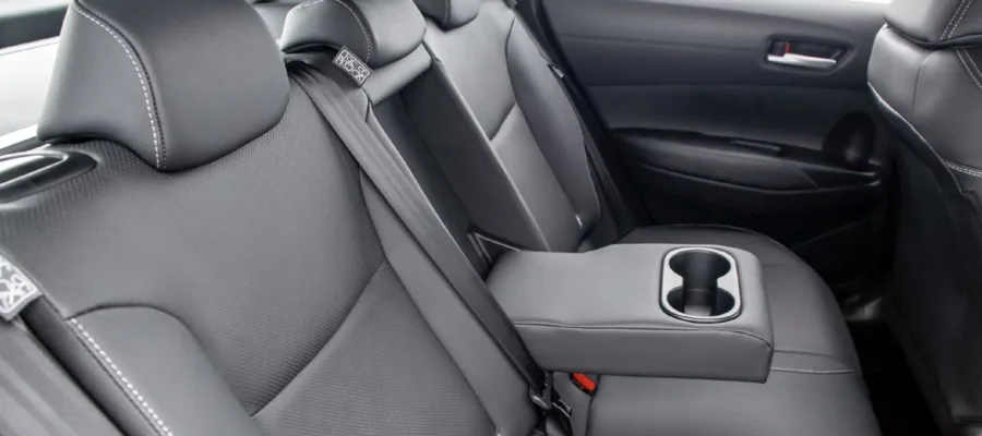 O interior acomoda cinco pessoas, com bancos de couro, ar digital e bom isolamento acústico. O porta-malas de 440 litros e a carga útil de 450 kg tornam o SUV prático e funcional para o dia a dia.