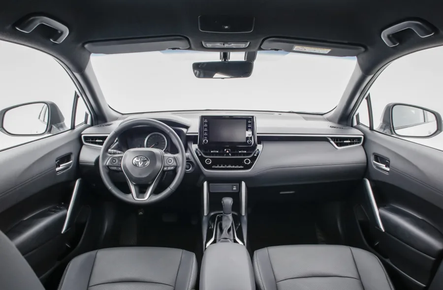 A transmissão CVT com tração dianteira e direção elétrica garante condução leve e previsível. O câmbio simula dez marchas e proporciona boa eficiência energética, embora o ruído do motor possa aparecer em acelerações fortes.