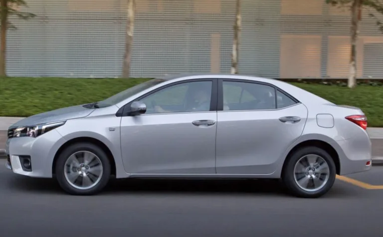Toyota Corolla GLi 1.8 AT 2016: Preço, Ficha técnica, Consumo, Equipamentos e Fotos; sedan automático tem porta-malas de 470 litros e agrada quem viaja com bagagem