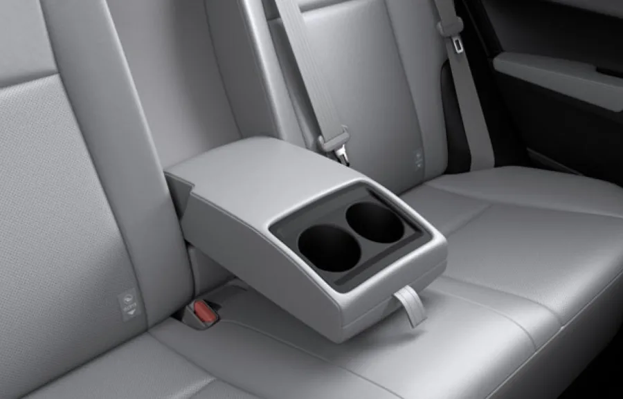 O Corolla 2016 acomoda 5 pessoas com conforto, oferece 470 litros de porta-malas e carga útil de 375 kg. Bom para viagens em família e bagagem.