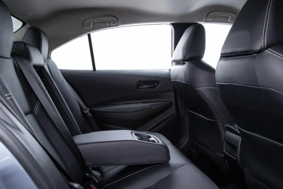 O interior comporta cinco pessoas com conforto, acabamento em couro e ar digital. O porta-malas de 470 litros é suficiente para famílias pequenas e viagens, com boa ergonomia e espaço interno equilibrado.