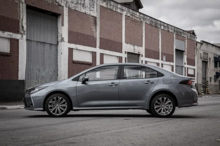 Toyota Corolla XEi 2.0 2023: Preço, Ficha técnica, Consumo, Equipamentos e Fotos; motor 2.0 aspirado de 177 cv garante desempenho confiável e manutenção simples no uso diário