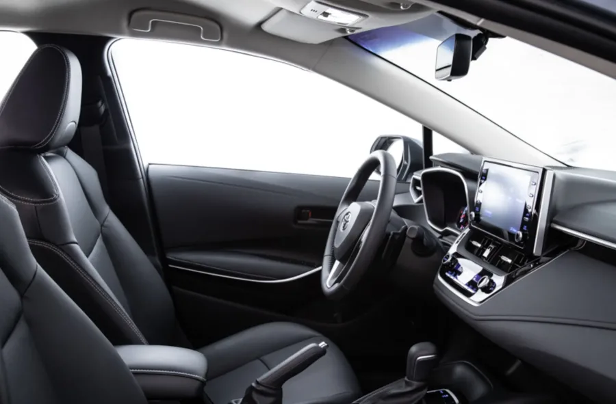 A direção elétrica e o câmbio CVT com 10 marchas simuladas oferecem condução suave e previsível. A tração dianteira garante estabilidade e conforto, tornando o carro fácil de manobrar no trânsito.