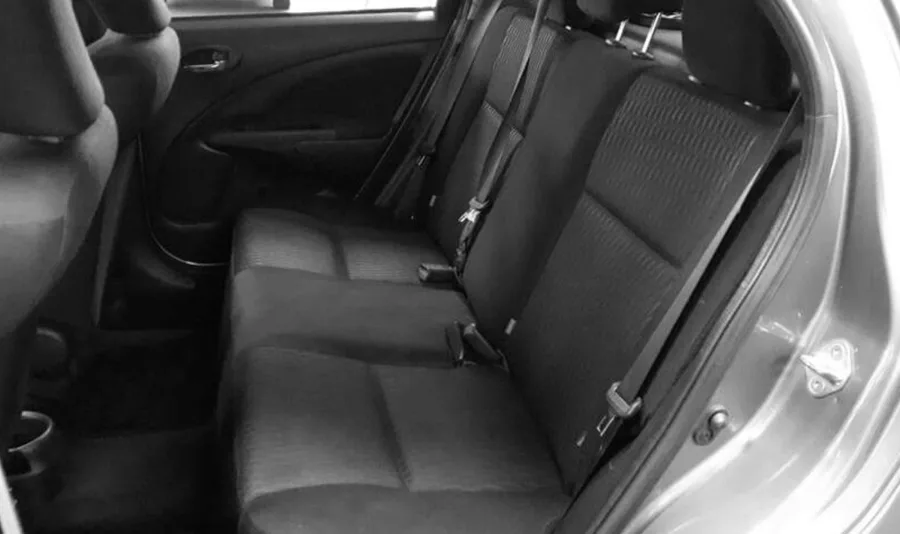 Interior para 5 ocupantes, com 270 litros de porta-malas, bancos confortáveis e boa posição de dirigir, ideal para uso urbano e viagens curtas.