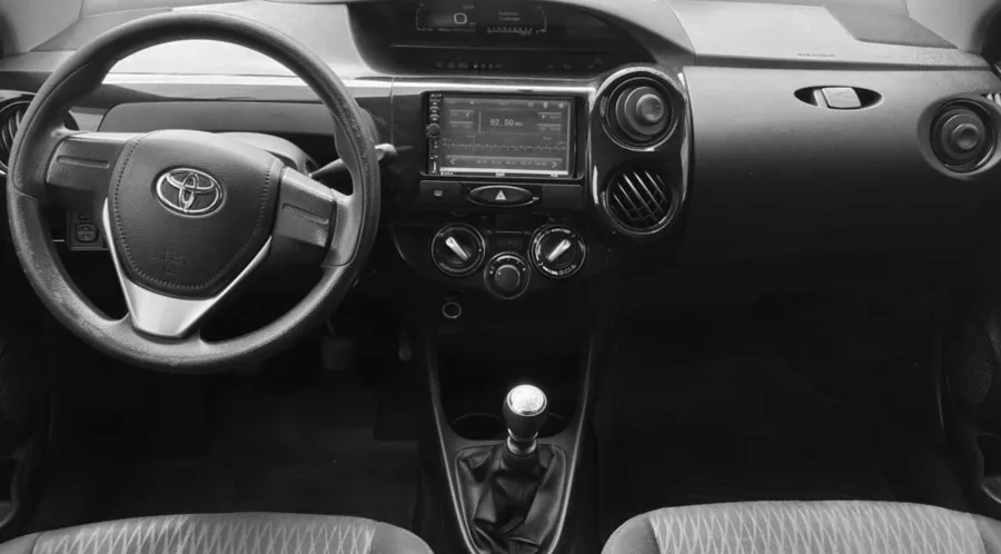 A tração dianteira e o câmbio manual de 6 marchas garantem respostas diretas e direção precisa, com embreagem leve e ótimo equilíbrio dinâmico.