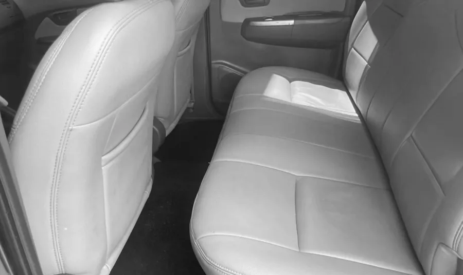 O interior acomoda 5 pessoas com conforto, bancos bem posicionados e caçamba de 1036 litros. A carga útil de 730 kg reforça a vocação para o trabalho, sem comprometer o uso familiar.