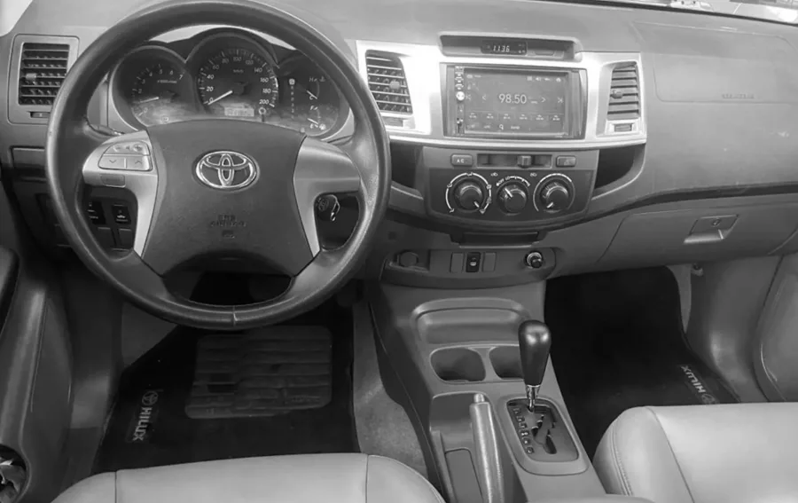 A direção hidráulica leve e o câmbio automático de 4 marchas proporcionam condução simples e previsível. O conjunto é confiável e fácil de manter, ideal para quem busca uma picape sem complicações tecnológicas.