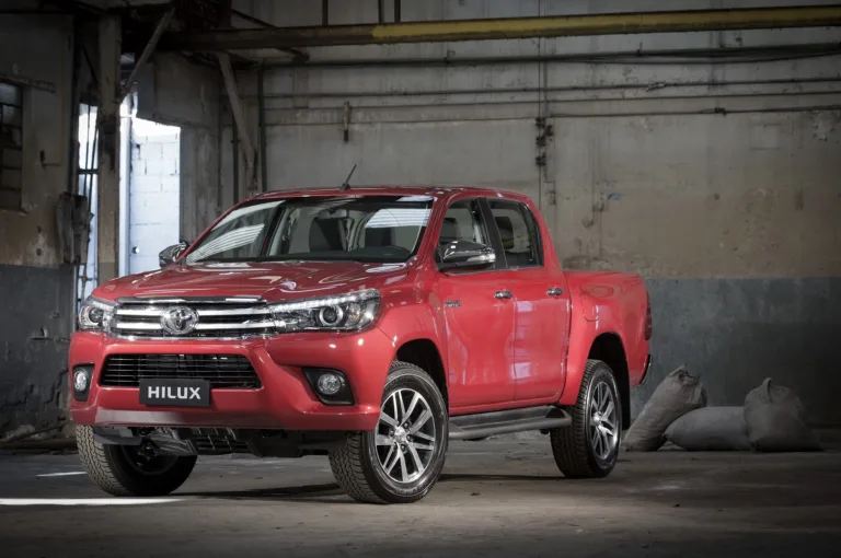 Toyota Hilux SRX 2.8 2023: Preço, Ficha técnica, Consumo, Equipamentos e Fotos; picape média combina robustez com conforto e tecnologia para quem viaja e enfrenta terrenos difíceis