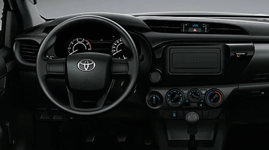 O câmbio manual de seis marchas e a tração 4x4 temporária tornam a condução previsível e segura. O sistema hidráulico de direção exige mais força em manobras, mas transmite boa sensação de controle.