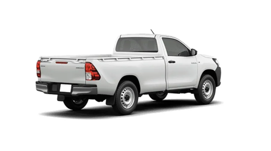 A caçamba da Hilux tem capacidade de 1.580 litros e carga útil de 1.005 kg, sendo ideal para serviços pesados, transporte de materiais e uso constante em fazendas e obras.