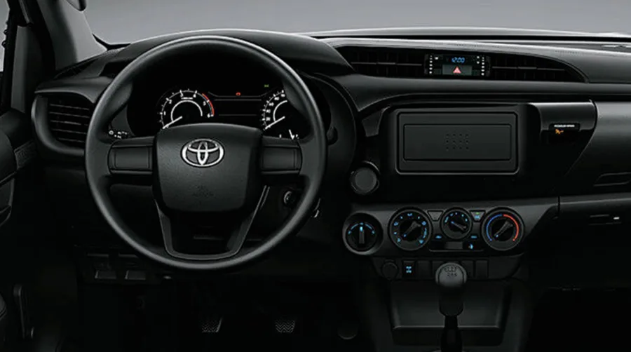 O câmbio automático de seis marchas é suave e facilita a condução no dia a dia, mesmo com carga máxima. A tração integral temporária reforça a capacidade off-road, tornando o uso versátil em qualquer situação.