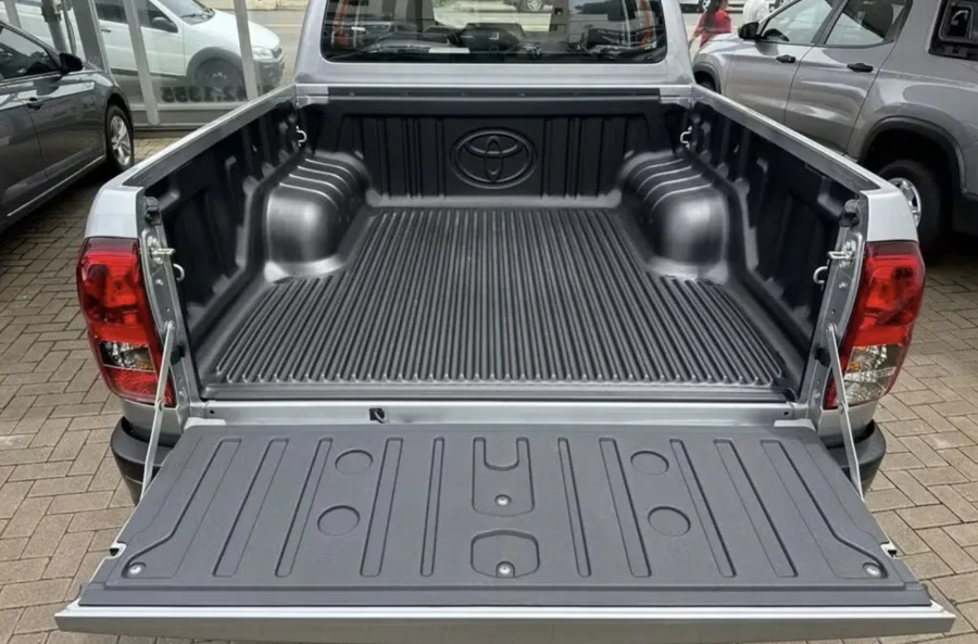 Na caçamba, são 1000 litros de capacidade e carga útil de até 1000 kg, ideais para transporte de insumos agrícolas, materiais de obra e bagagem em longas viagens - Foto: Giovanni Veículos/Divulgação