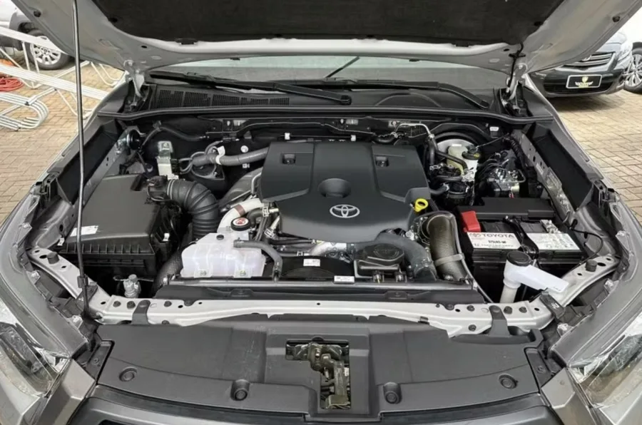 Com motor 2.8 turbodiesel de 204 cv e torque de 42,8 kgfm, a Hilux entrega força para estrada e off-road, mas tem aceleração modesta de 0 a 100 km/h em 12 segundos - Foto: Giovanni Veículos/Divulgação