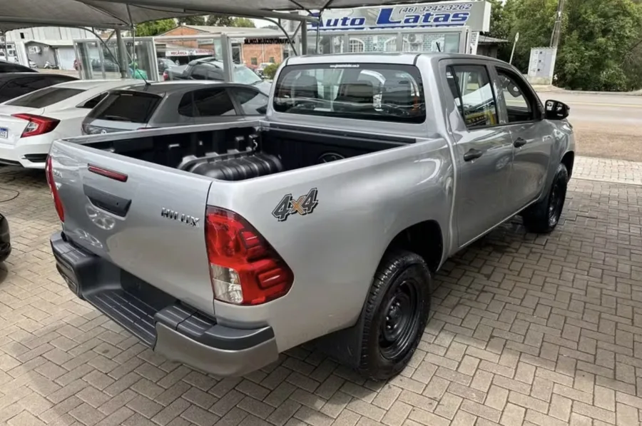 A Toyota Hilux STD Power Pack 2.8 2025 é ideal para produtores e profissionais que precisam de robustez, com tração 4x4, caçamba de 1000 litros e conforto para até 5 ocupantes - Foto: Giovanni Veículos/Divulgação
