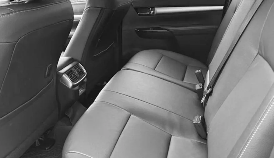 Com cinco lugares e cabine dupla, oferece conforto essencial e segurança com airbags, ABS, controle de tração e estabilidade.