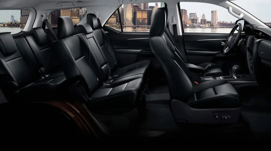 O interior espaçoso com sete lugares, bancos elétricos e ventilados e ar-condicionado de duas zonas oferece alto conforto. A central multimídia com som JBL, GPS e espelhamento de celular, somada às câmeras 360°, eleva o nível de tecnologia e segurança a bordo.