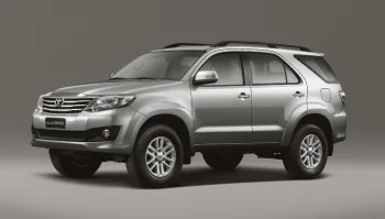 Toyota SW4 SR 2.7 2015 Manual 5 lugares: Preço, Ficha técnica, Consumo, Equipamentos e Fotos; SUV grande oferece robustez e conforto para longas viagens em família