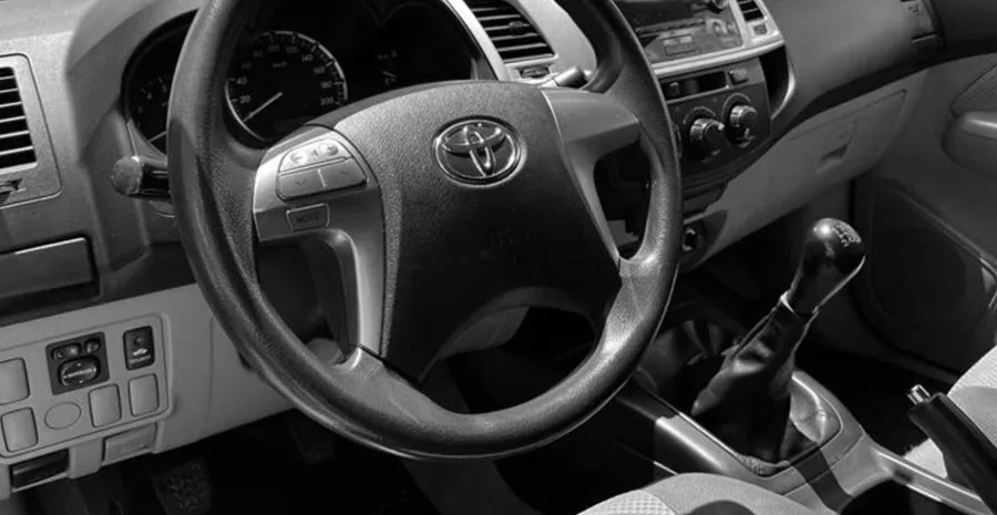 Câmbio manual de cinco marchas e direção hidráulica tornam a condução firme e previsível, mas exigem atenção em manobras urbanas.