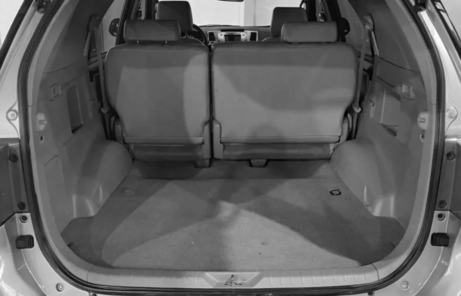 Equipamentos incluem airbags frontais, ABS, ar-condicionado, vidros elétricos e volante multifuncional, equilibrando segurança e praticidade.