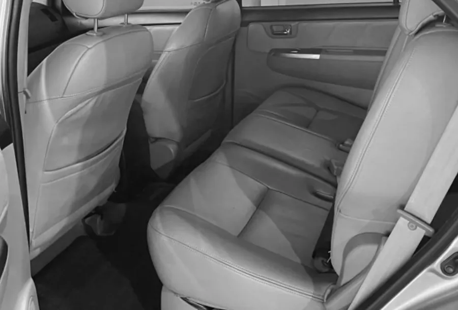 Interior com cinco lugares, porta-malas de 500 litros e bancos amplos oferece conforto adequado para longas viagens em família.